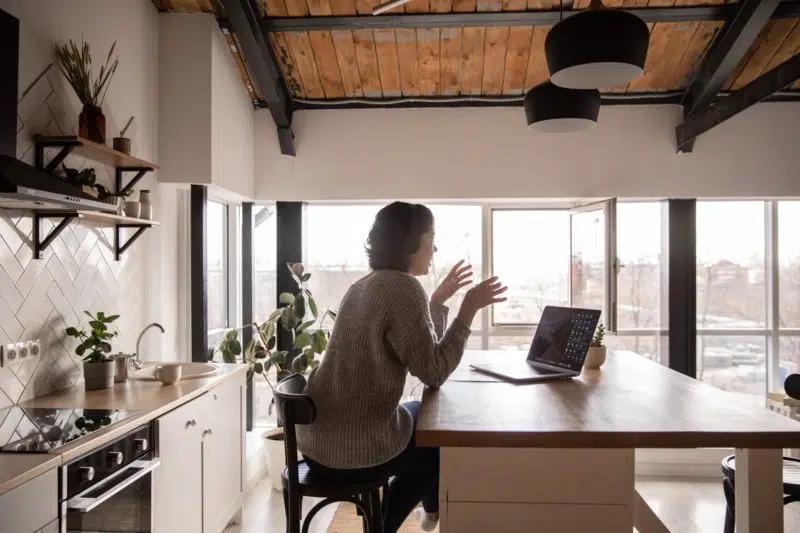 A team lead sitting at her desk managing difficult conversations